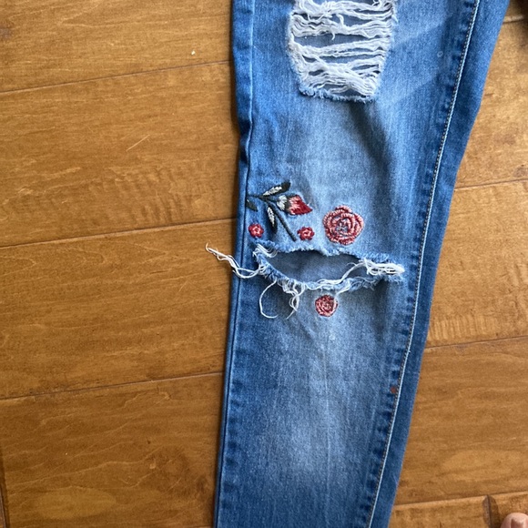 Mudd Embroidered skinny jeans 7  & Bonus - Picture 3 of 9
